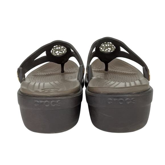 Crocs Sanrah Thong Sandals Gold Medallion Flip Flops Brown Womens 7 Dress Shoes - Picture 5 of 9